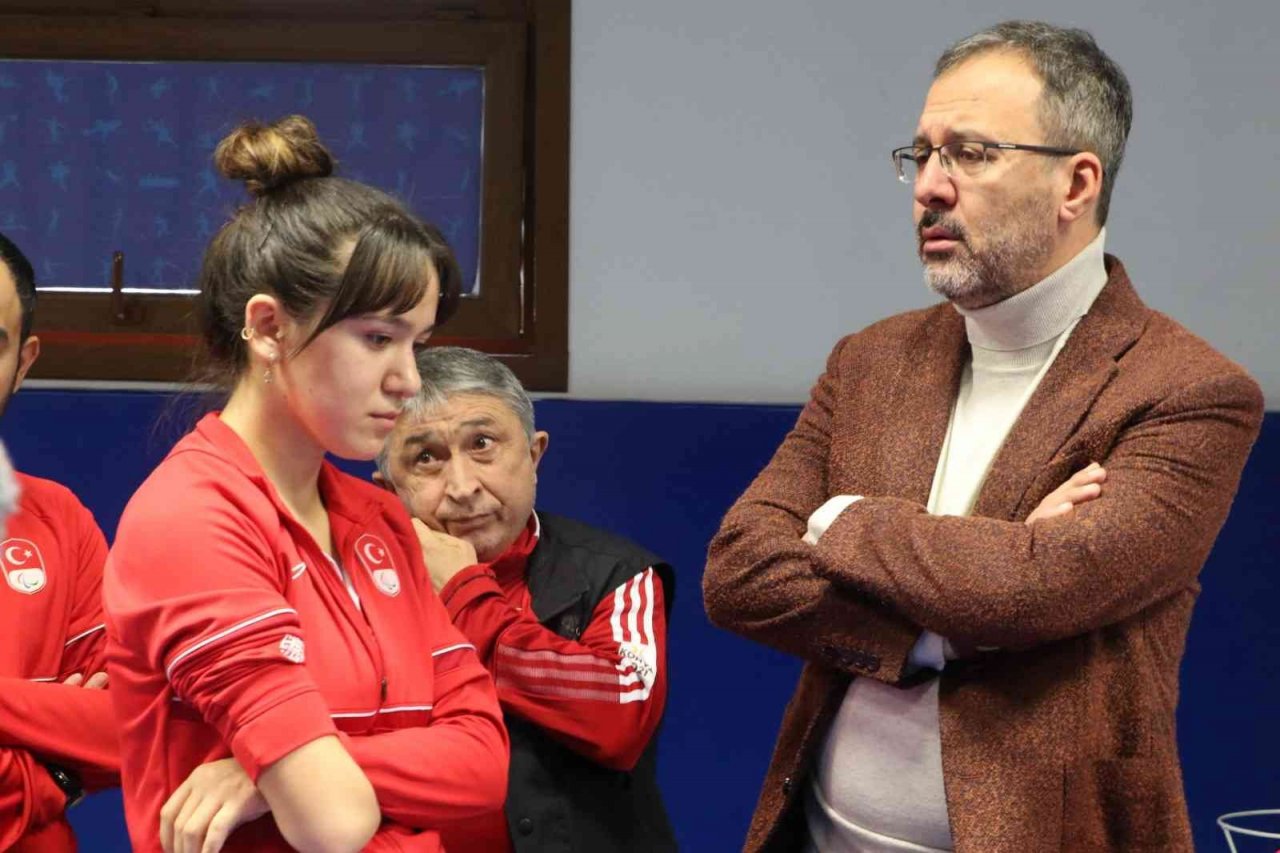 Engelli sporcular Bakan Kasapoğlu ile masa tenisi oynadı