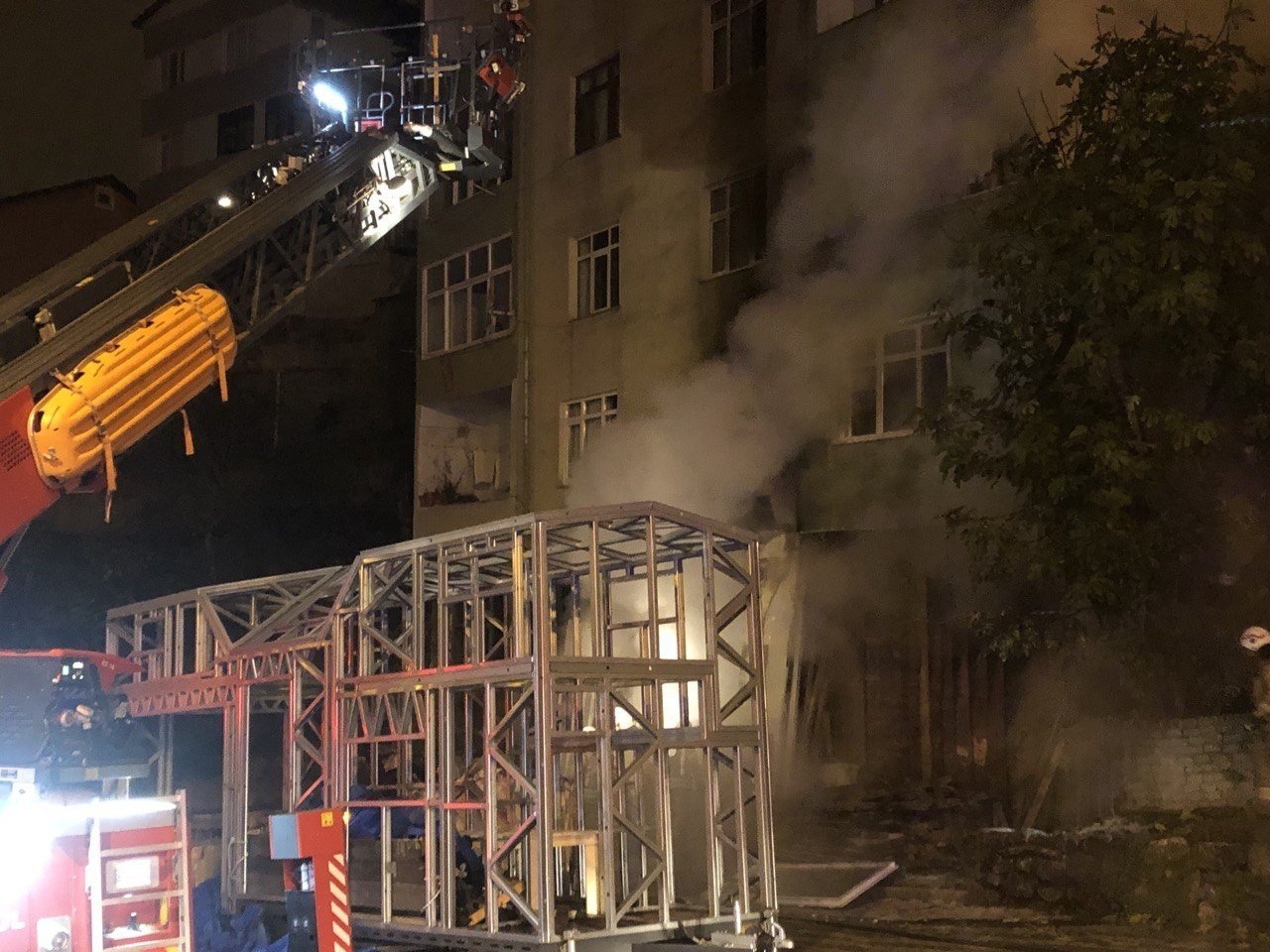 Üsküdar’da prefabrik üreten atölye alev aldı