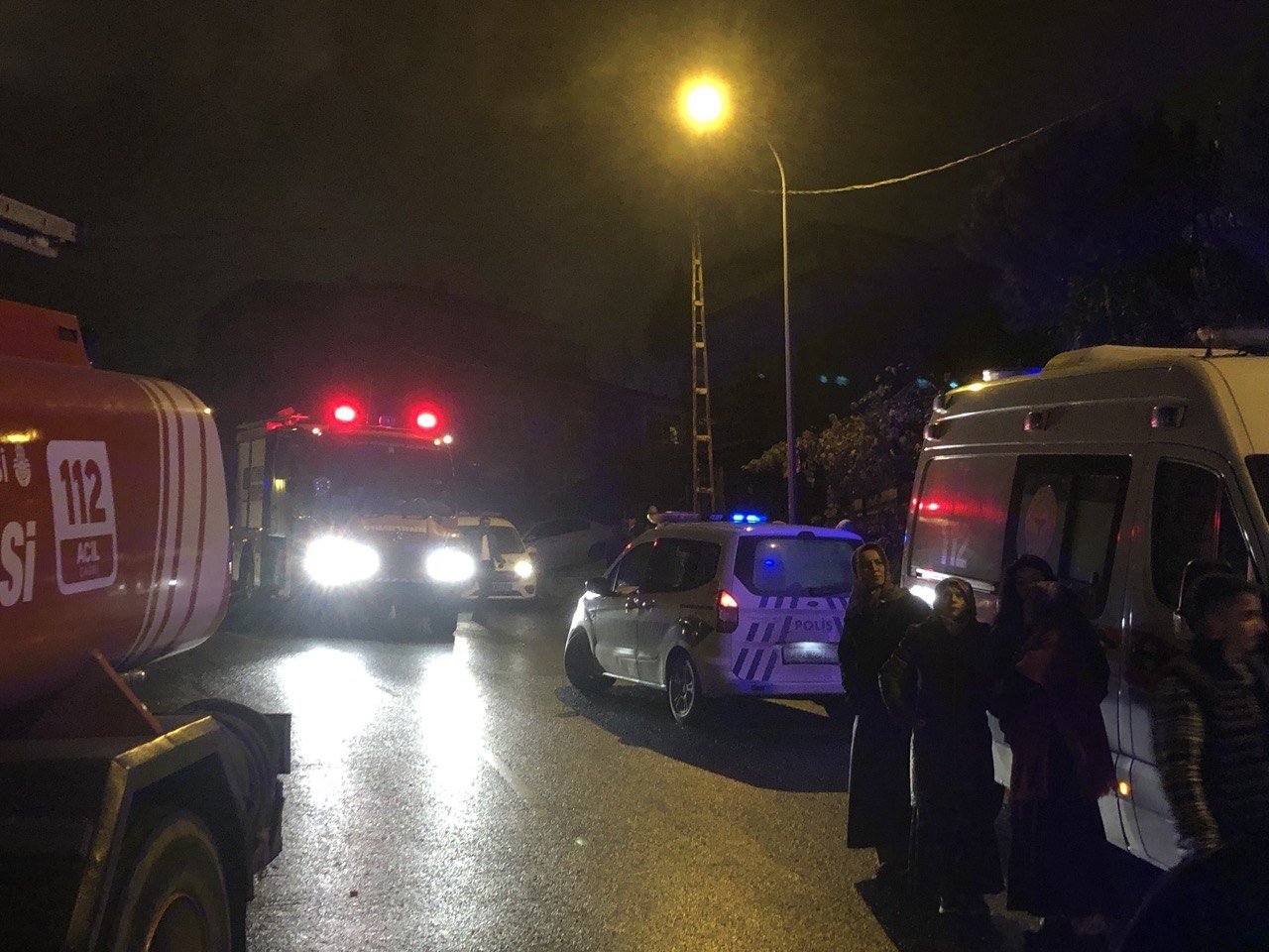 Üsküdar’da prefabrik üreten atölye alev aldı