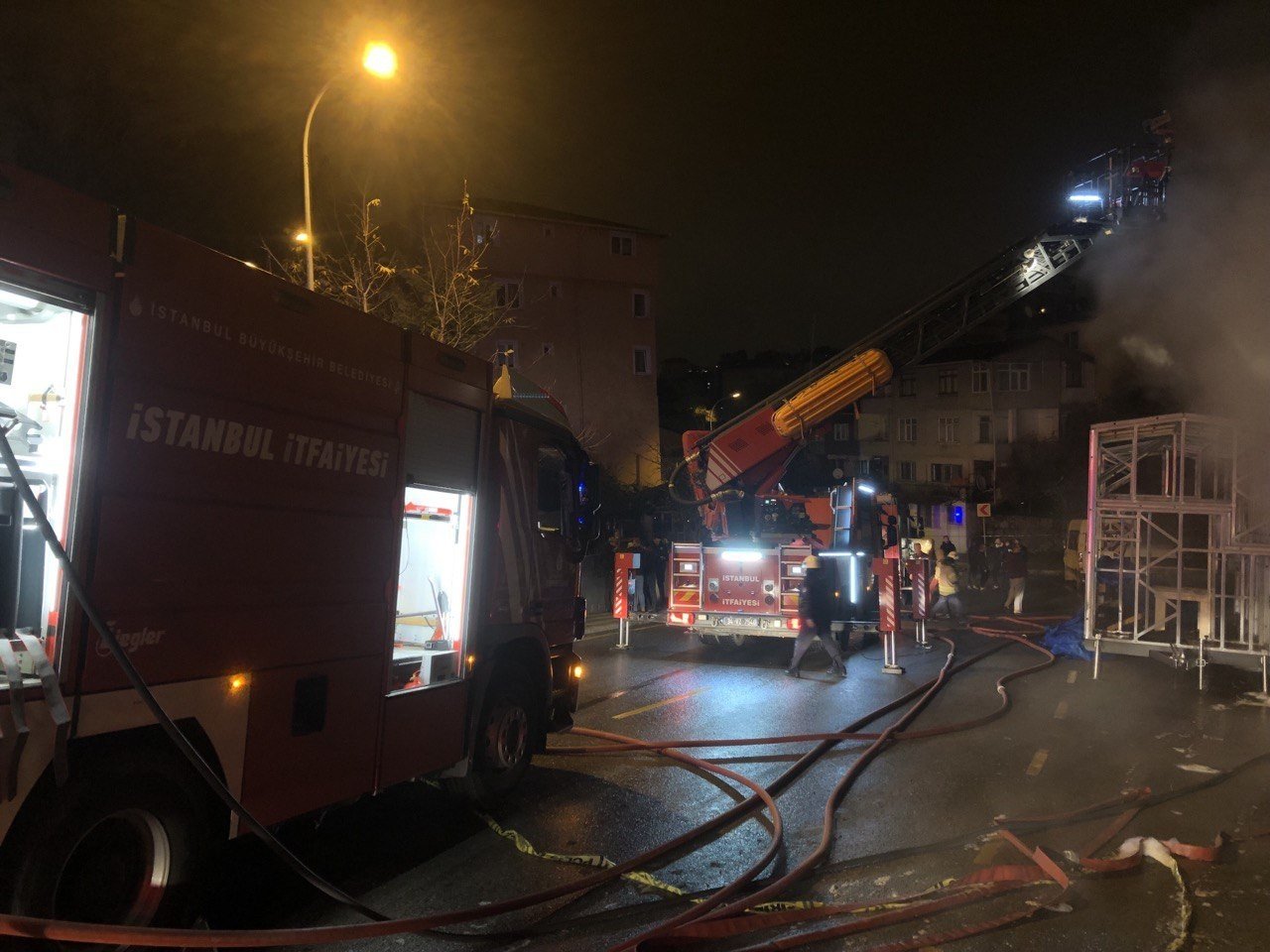 Üsküdar’da prefabrik üreten atölye alev aldı