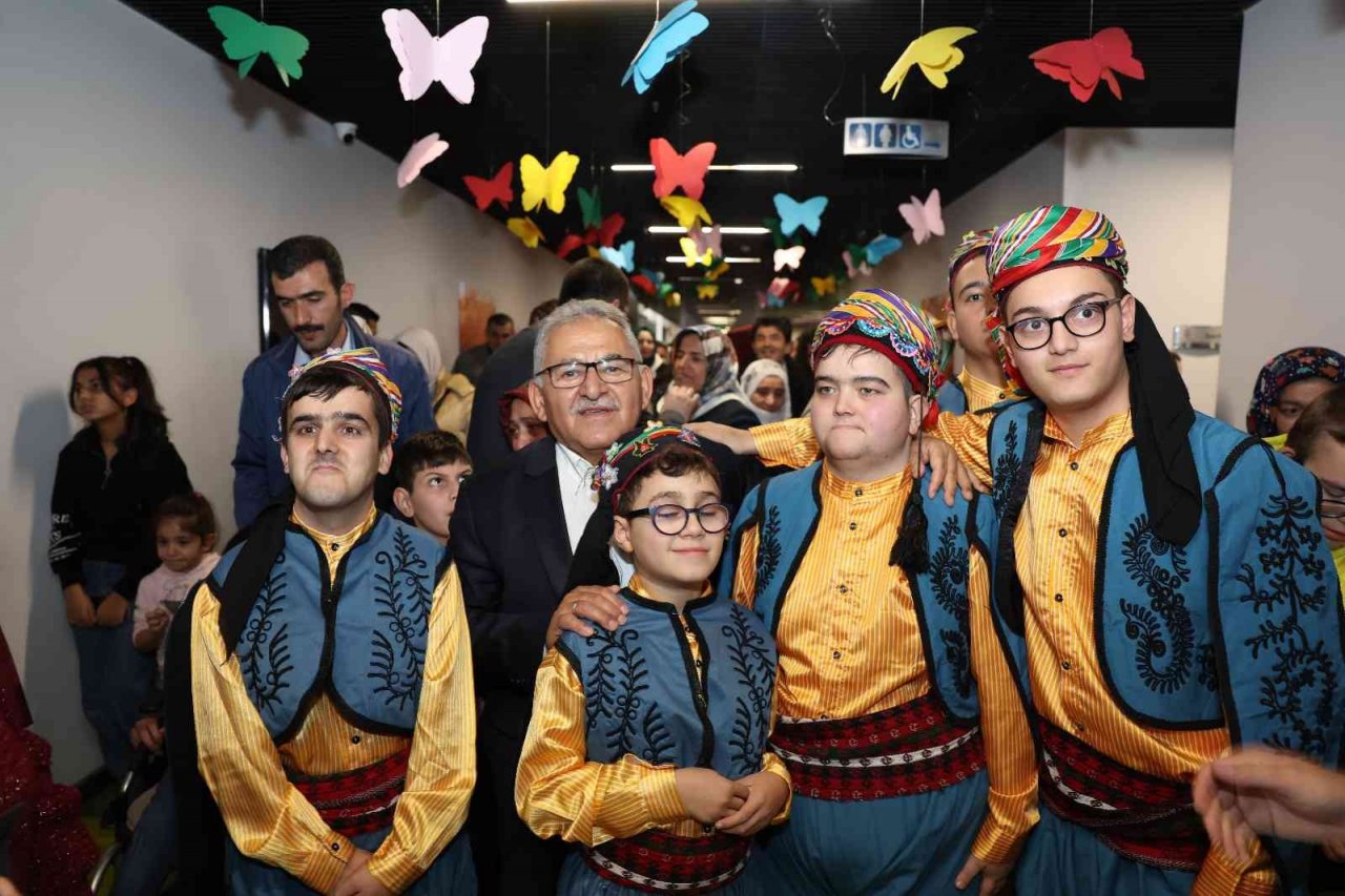 Başkan Büyükkılı. Engelsiz Yaşam Merkezi’nde Özel Vatandaşlarla Buluştu