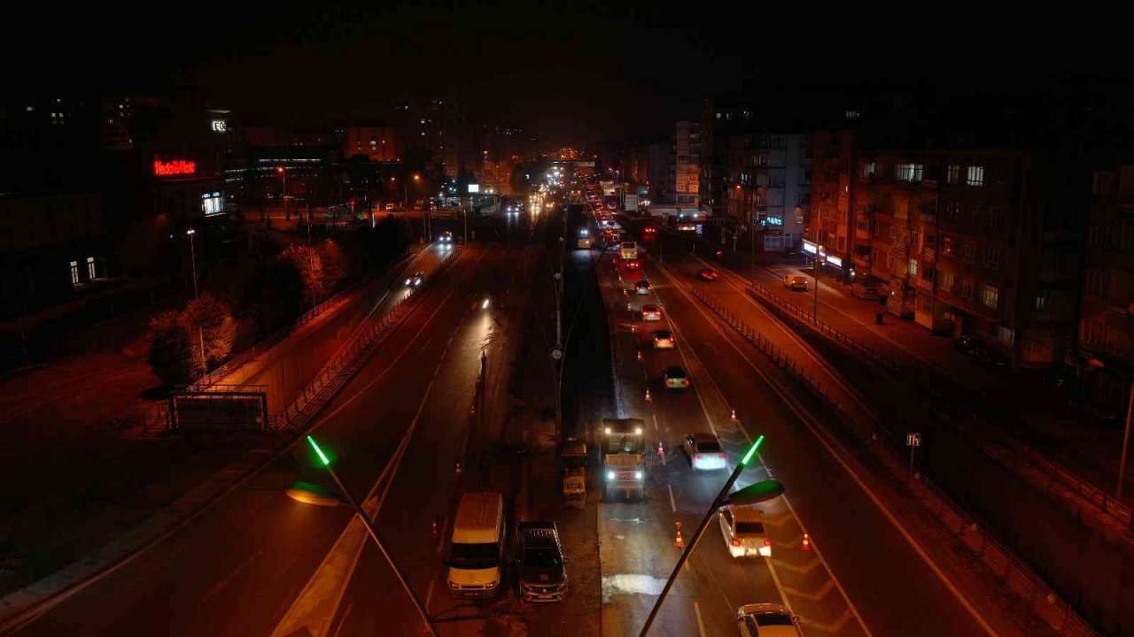 Büyükşehir, ana arterdeki yol genişletme ve şerit düzenleme çalışmalarını tamamladı