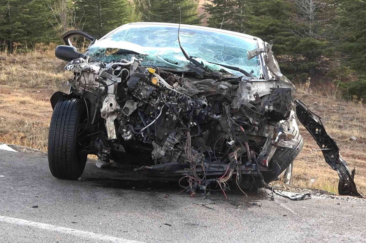 Aracıyla ters yöne girdi, canından oldu