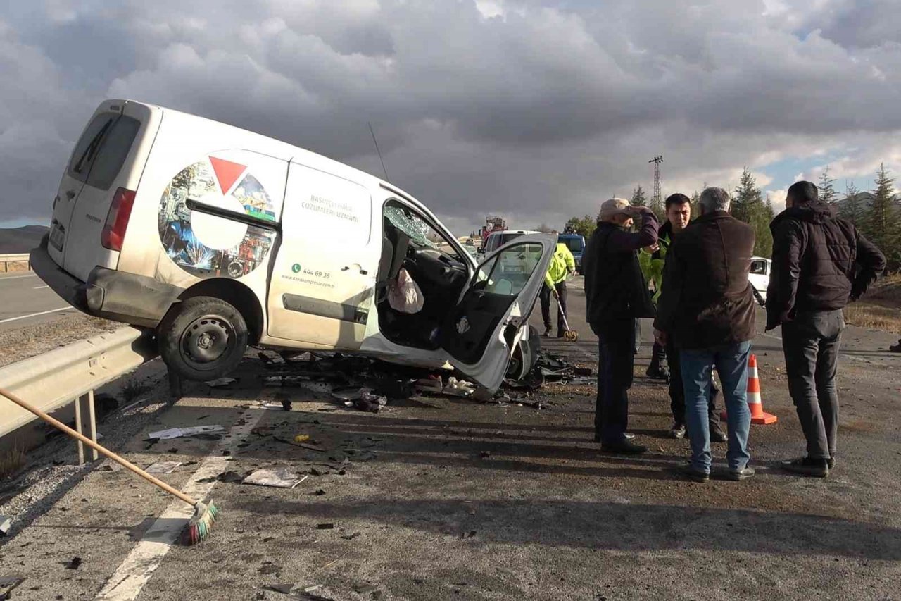 Aracıyla ters yöne girdi, canından oldu