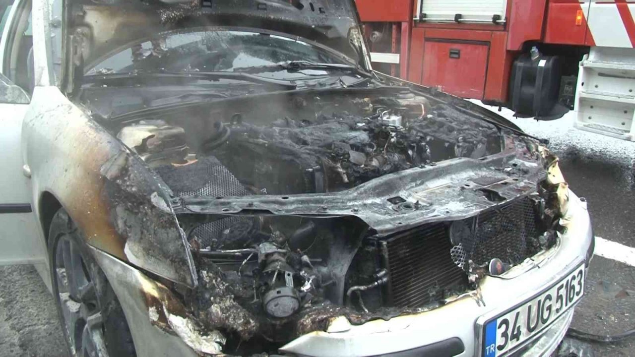 Otoyolda seyir halindeki otomobil alev aldı, o anlar kameraya yansıdı