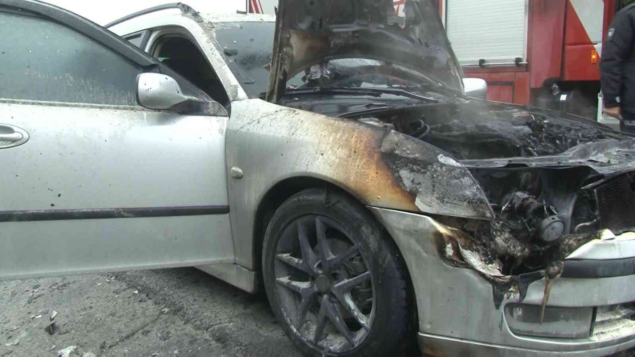 Otoyolda seyir halindeki otomobil alev aldı, o anlar kameraya yansıdı