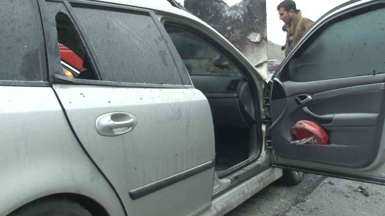 Otoyolda seyir halindeki otomobil alev aldı, o anlar kameraya yansıdı