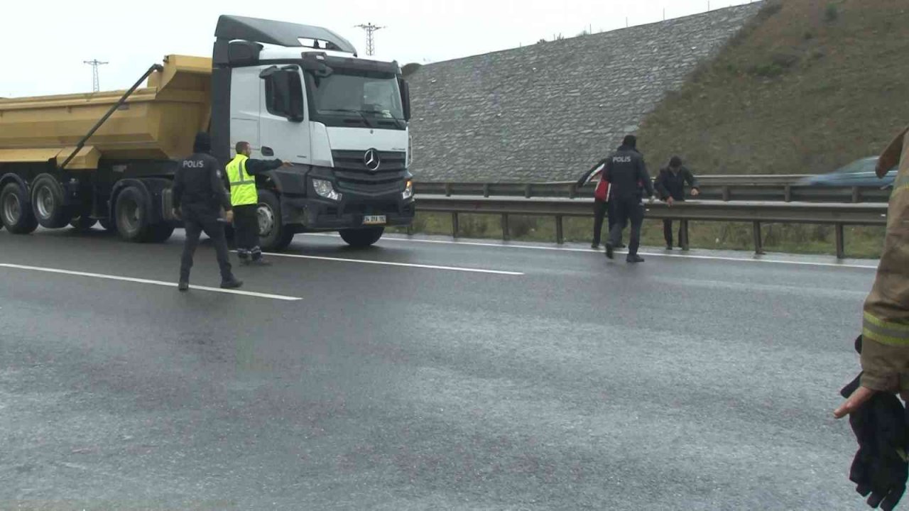 Otoyolda seyir halindeki otomobil alev aldı, o anlar kameraya yansıdı