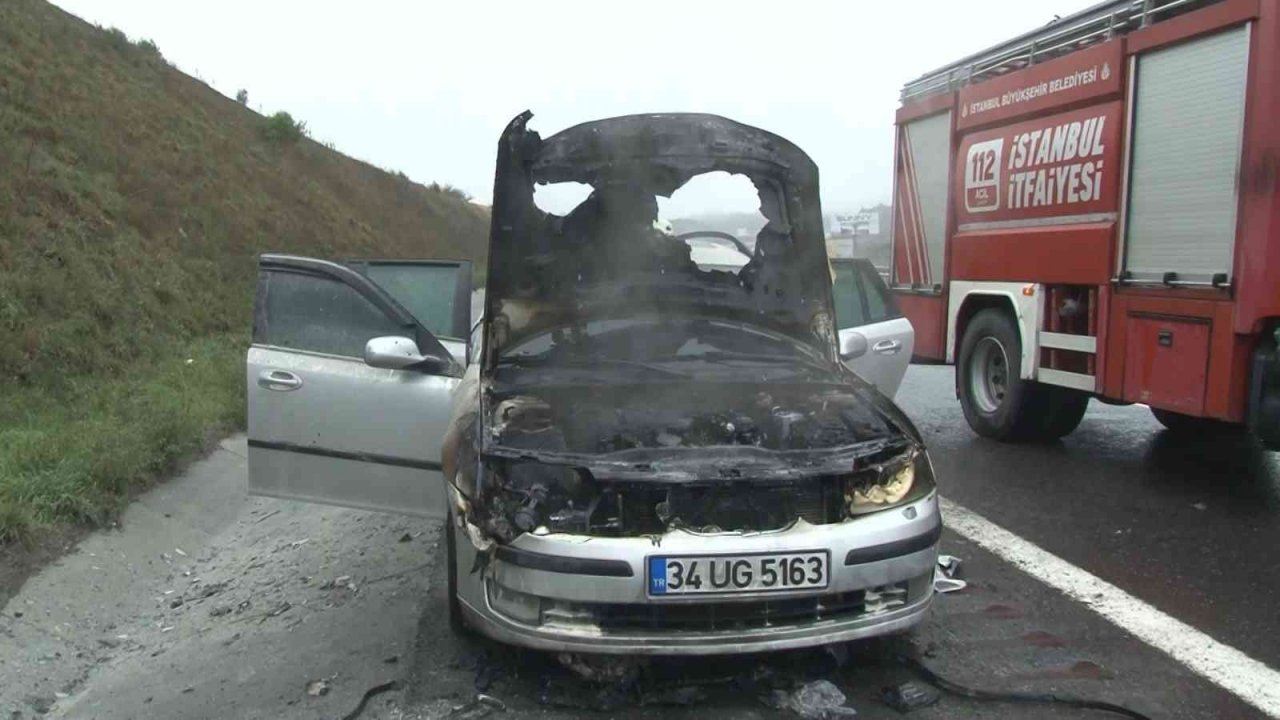 Otoyolda seyir halindeki otomobil alev aldı, o anlar kameraya yansıdı