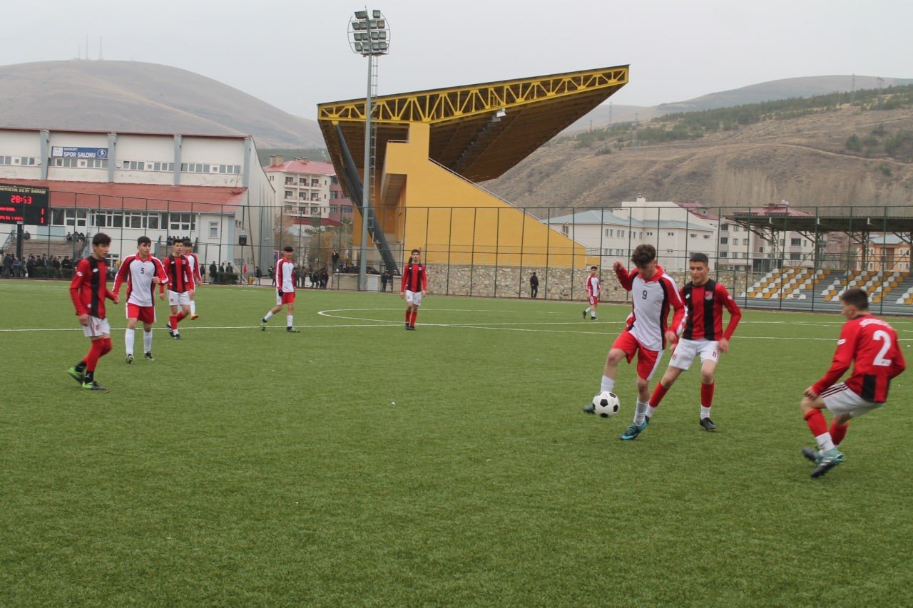 Liseliler futbol turnuvasının finaline süper lig maçına çıkar gibi çıktılar o anlar yüzlerde tebessüm oluşturdu