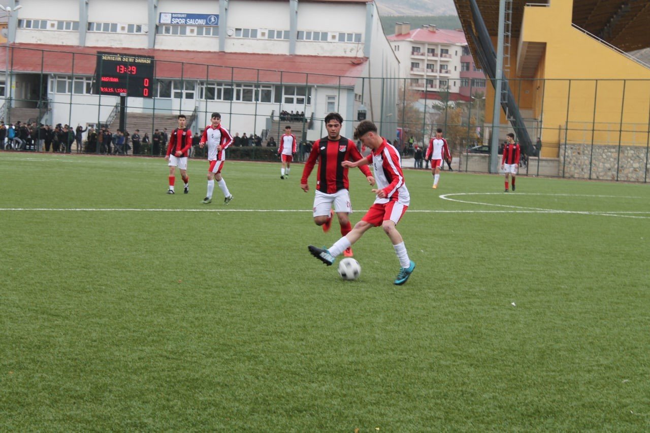 Liseliler futbol turnuvasının finaline süper lig maçına çıkar gibi çıktılar o anlar yüzlerde tebessüm oluşturdu