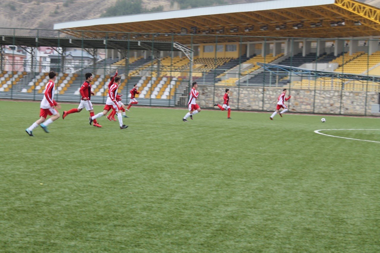 Liseliler futbol turnuvasının finaline süper lig maçına çıkar gibi çıktılar o anlar yüzlerde tebessüm oluşturdu