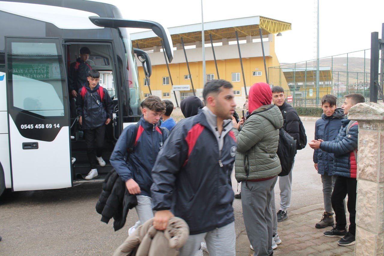 Liseliler futbol turnuvasının finaline süper lig maçına çıkar gibi çıktılar o anlar yüzlerde tebessüm oluşturdu