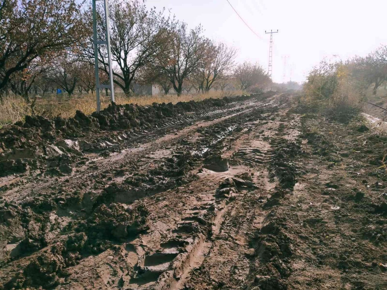 Çamura batan kamyonu kurtarmaya giden vinçte çamura battı