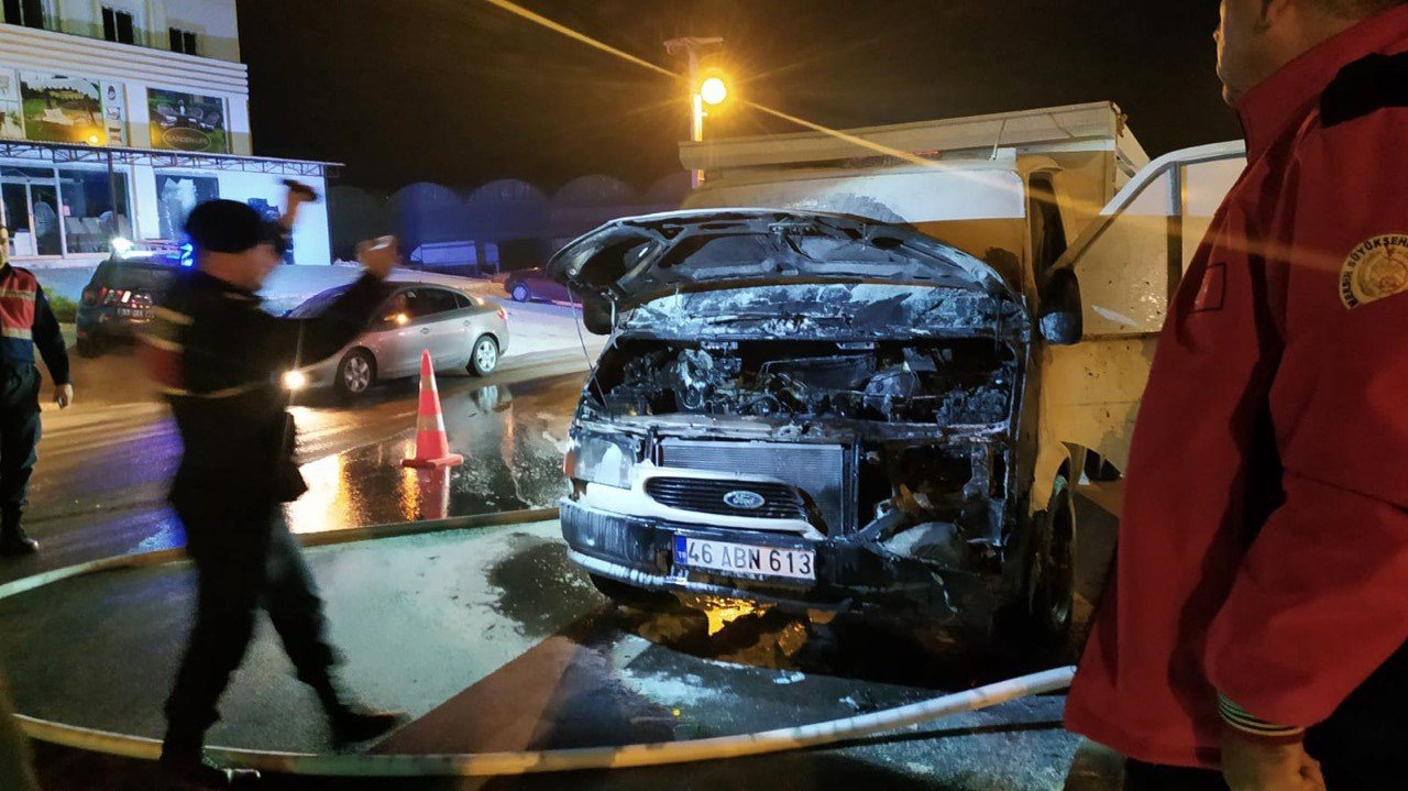 Park halindeki kamyonet alev alev yandı