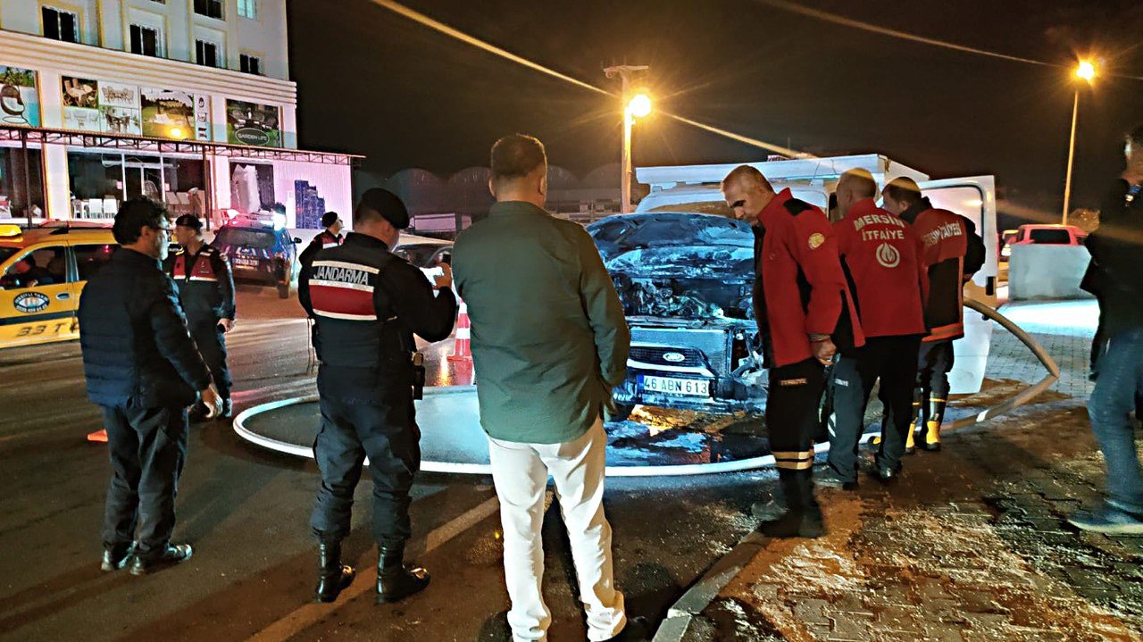 Park halindeki kamyonet alev alev yandı