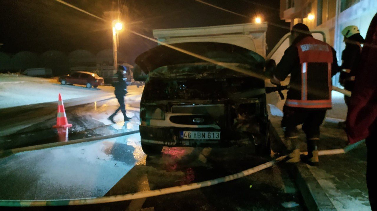 Park halindeki kamyonet alev alev yandı