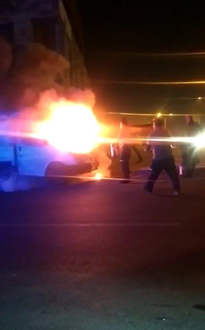 Park halindeki kamyonet alev alev yandı