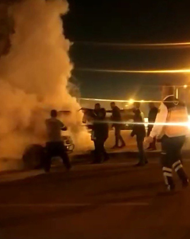 Park halindeki kamyonet alev alev yandı