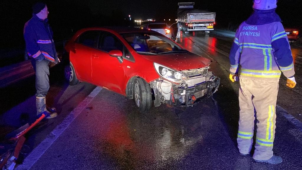 Kontrolden çıkan otomobil bariyerlere çarptı: 2 yaralı