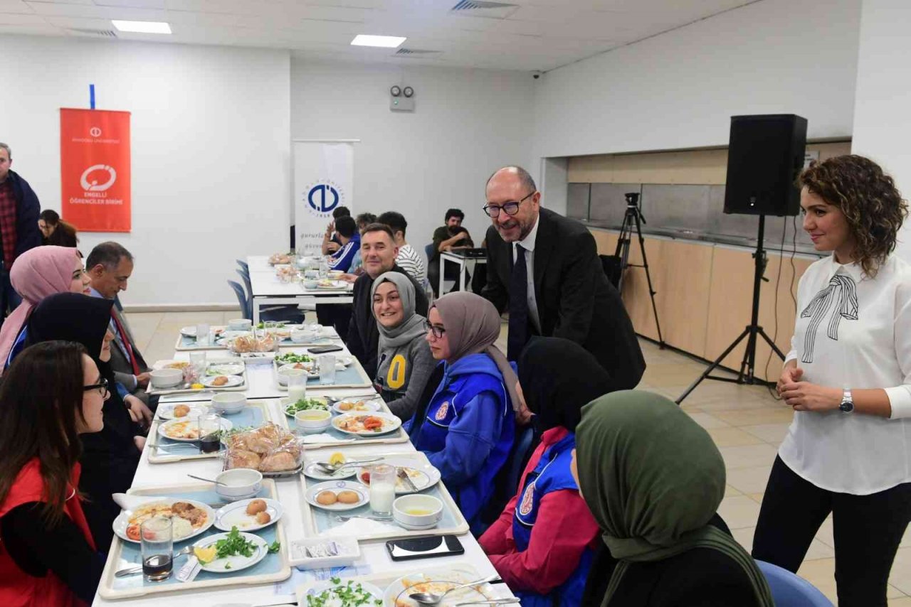 Rektör Erdal engelli öğrencilerle akşam yemeğinde bir araya geldi