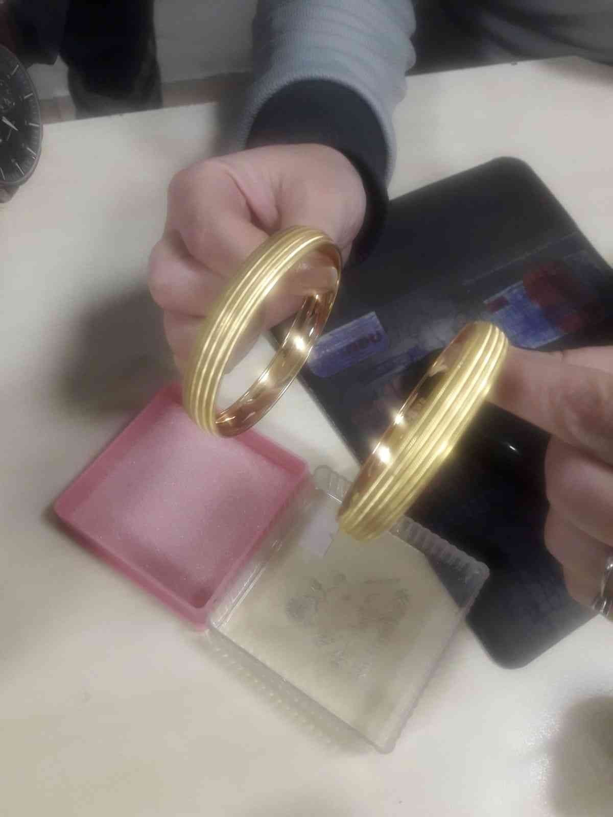 Altın dolu çantayı sahibine teslim ettiler