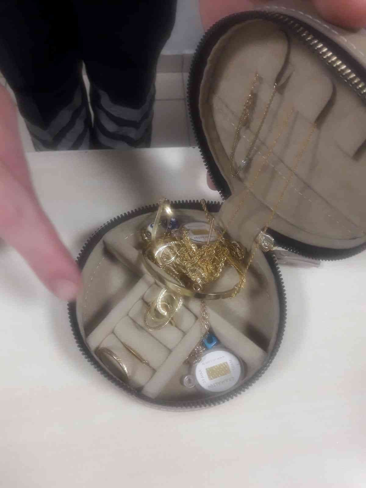 Altın dolu çantayı sahibine teslim ettiler