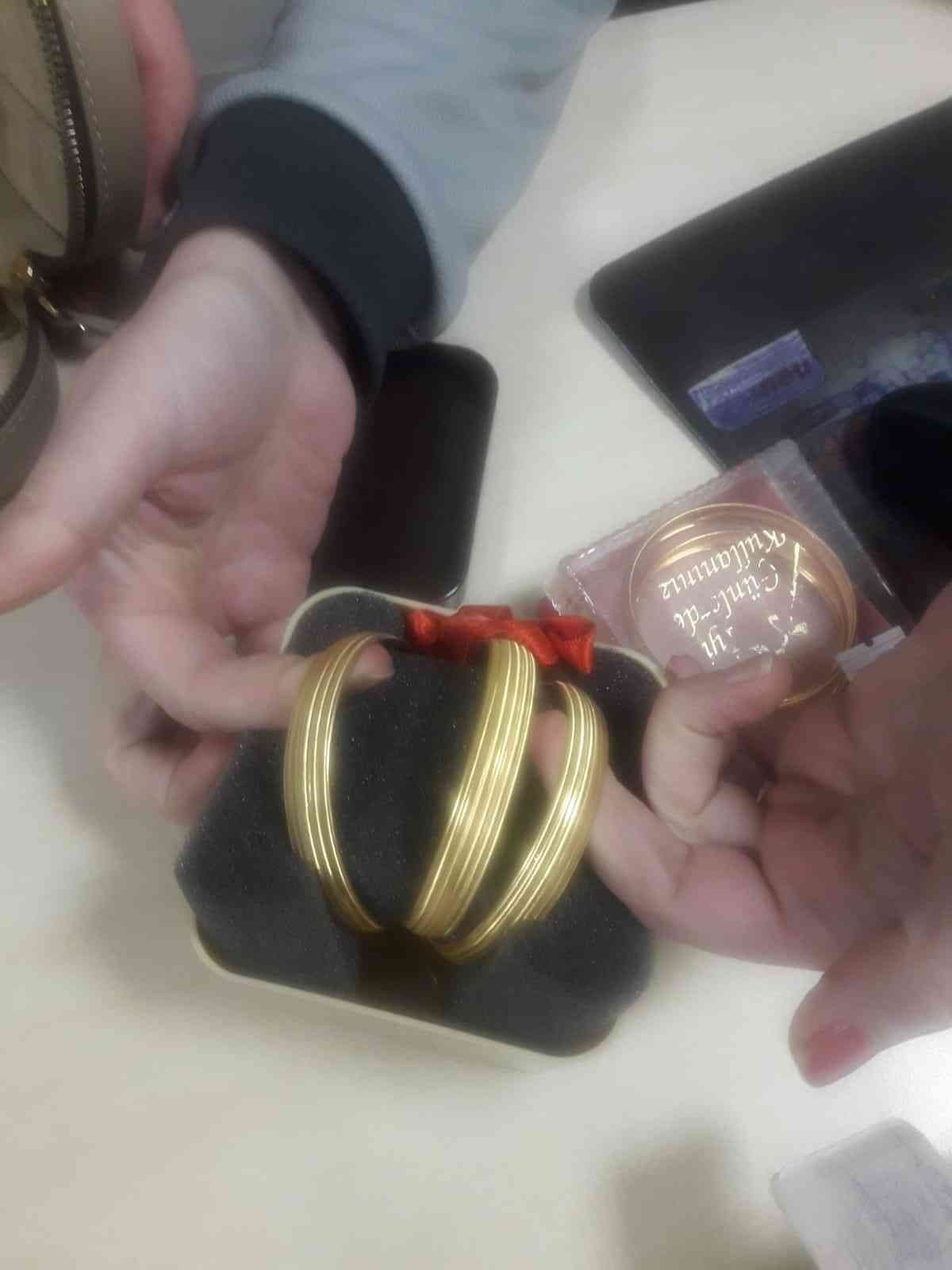 Altın dolu çantayı sahibine teslim ettiler