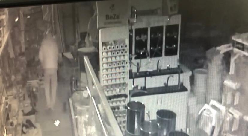 Hırdavat dükkanından çaldıkları malzemeleri el arabasıyla taşıdılar