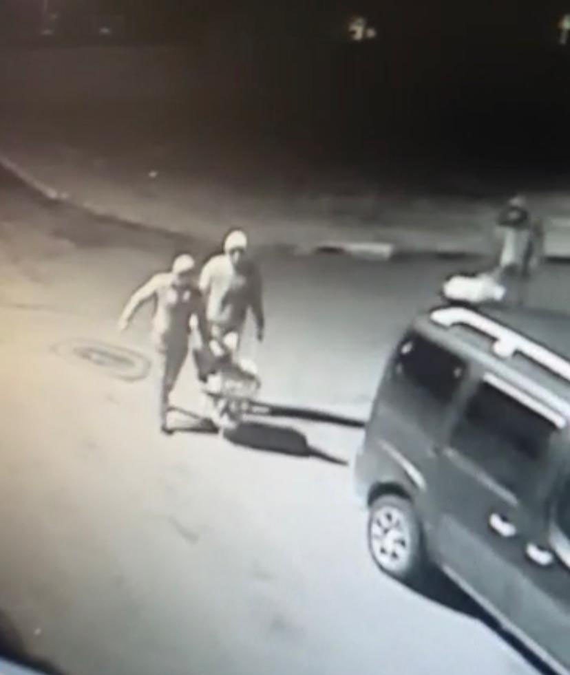 Hırdavat dükkanından çaldıkları malzemeleri el arabasıyla taşıdılar