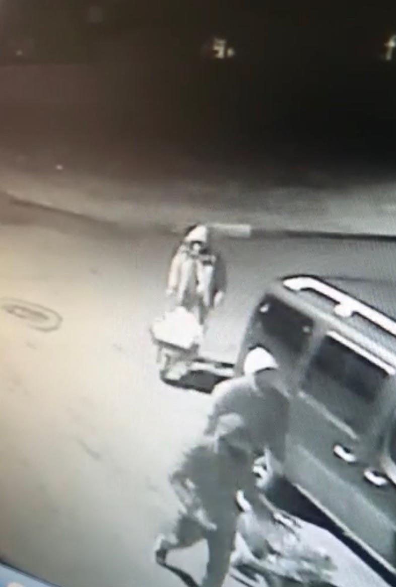 Hırdavat dükkanından çaldıkları malzemeleri el arabasıyla taşıdılar