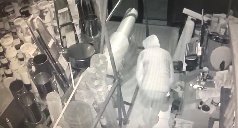 Hırdavat dükkanından çaldıkları malzemeleri el arabasıyla taşıdılar