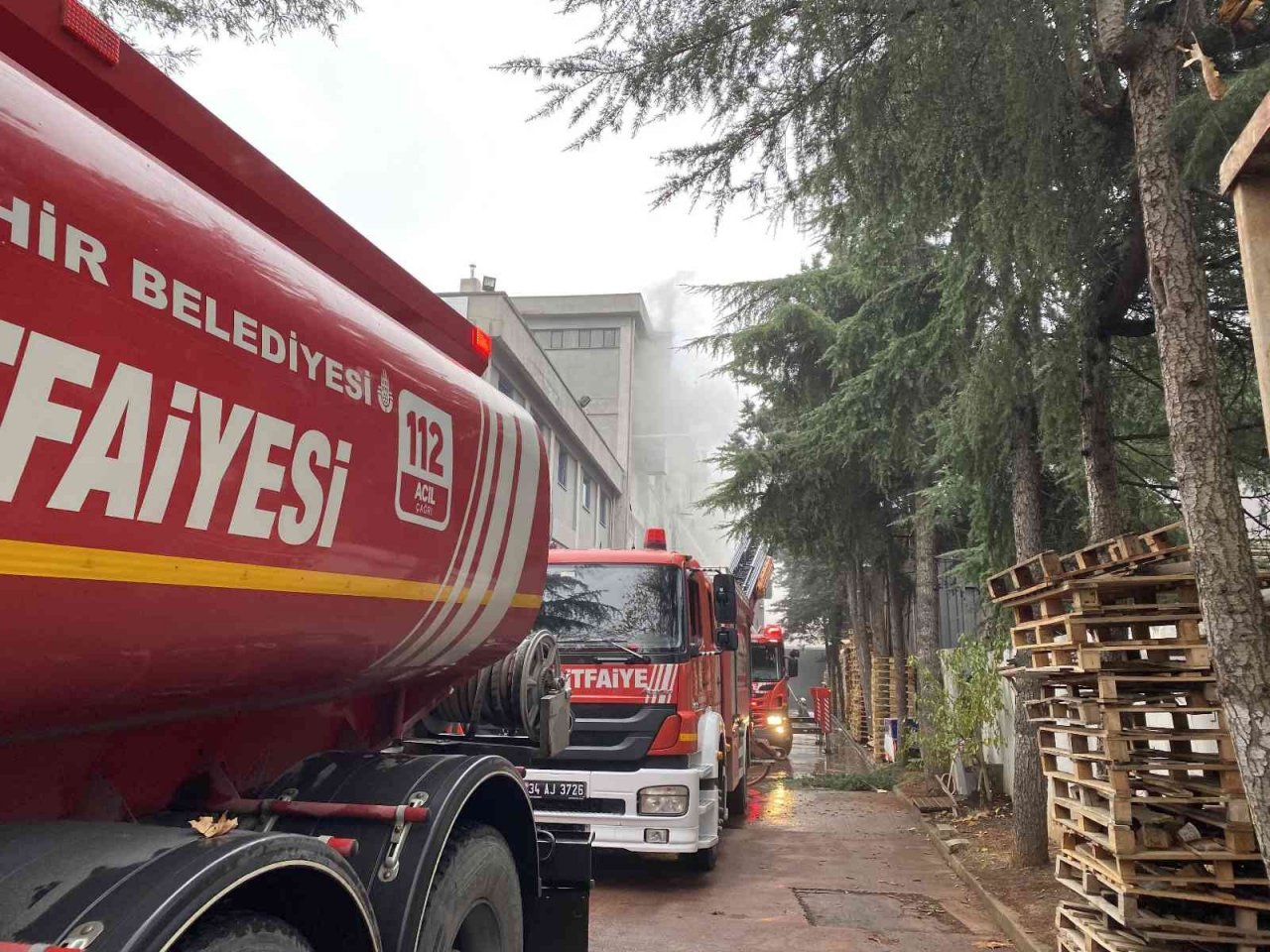 Ümraniye’de mobilya imalathanesinde korkutan yangın