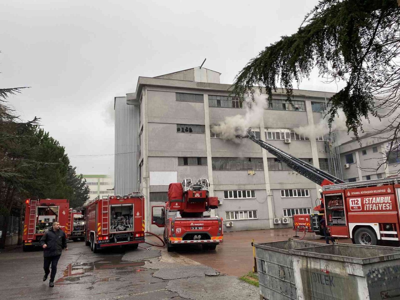 Ümraniye’de mobilya imalathanesinde korkutan yangın