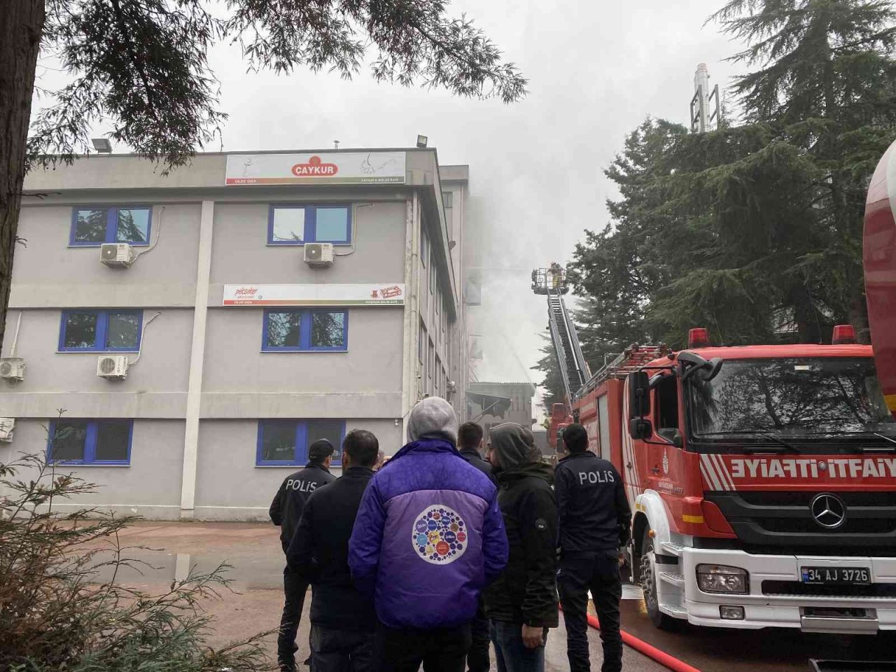 Ümraniye’de mobilya imalathanesinde korkutan yangın