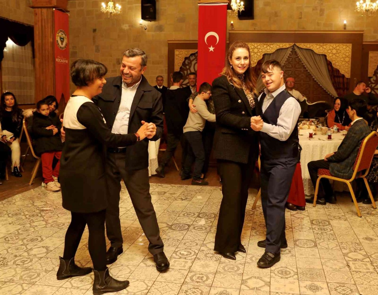 Yüreğir Belediye Başkanı Kocaispir, "Sevginin önünde engel yok"