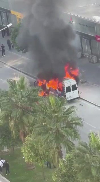 Adana’da minibüs alevlere teslim oldu