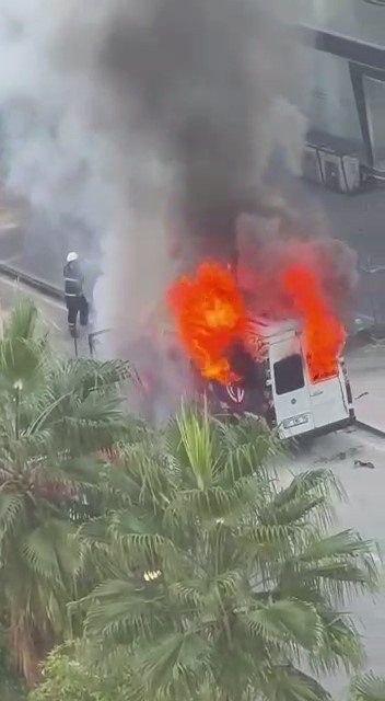 Adana’da minibüs alevlere teslim oldu