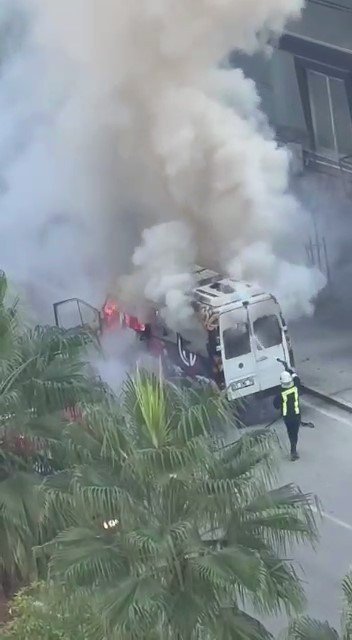 Adana’da minibüs alevlere teslim oldu