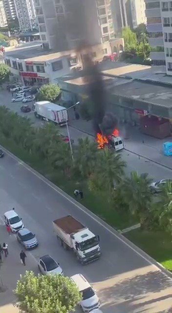 Adana’da minibüs alevlere teslim oldu