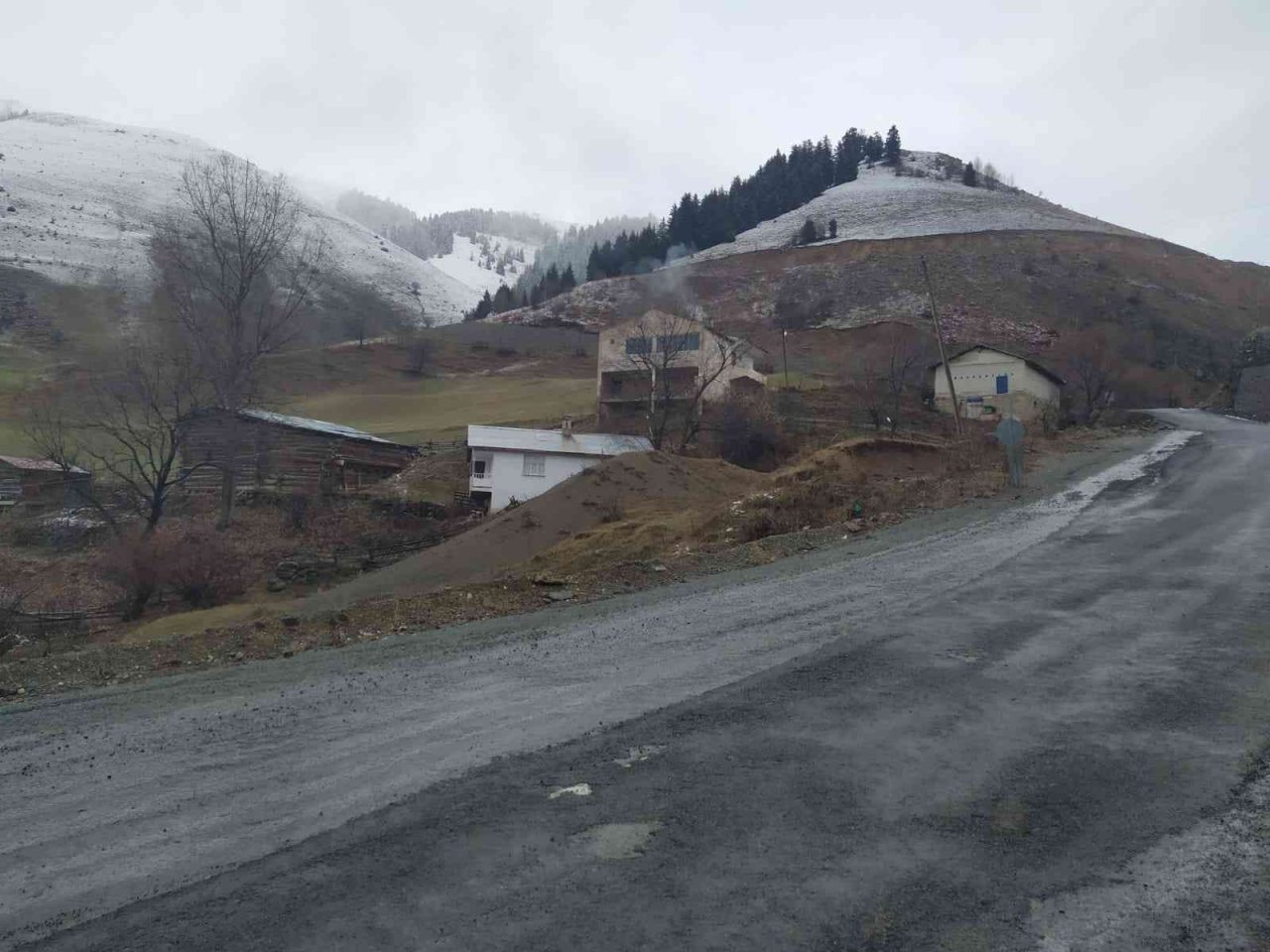 Artvin-Ardanuç-Ardahan karayolu kar nedeniyle ulaşıma kapandı