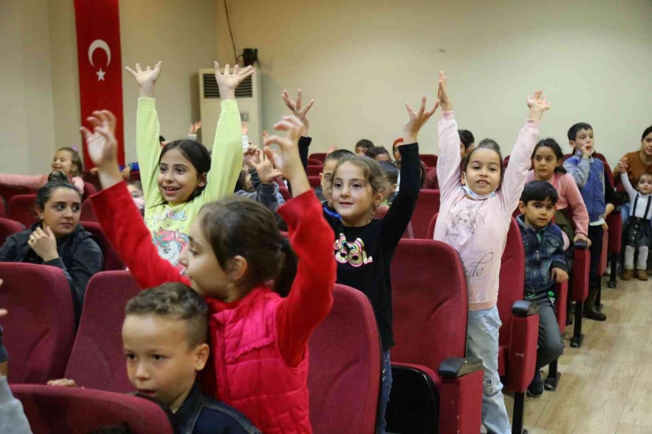 Bayraklılı çocuklar tiyatroyu sevdi