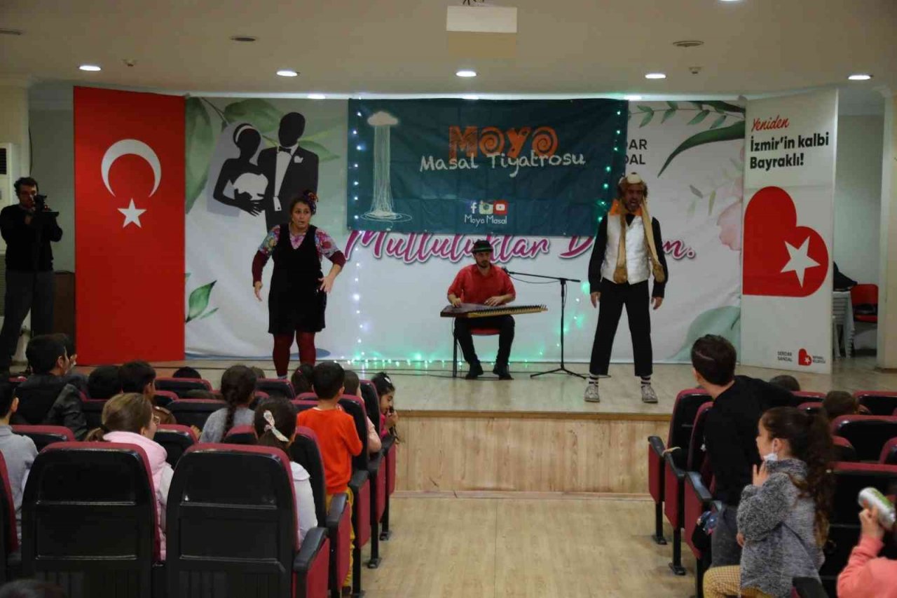 Bayraklılı çocuklar tiyatroyu sevdi