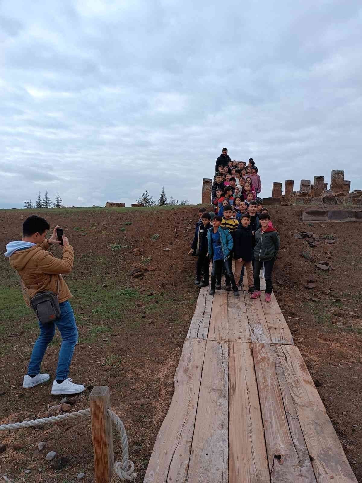 "Çocuklar Mutlu Olsun" projesiyle öğrenciler geziye götürülüyor