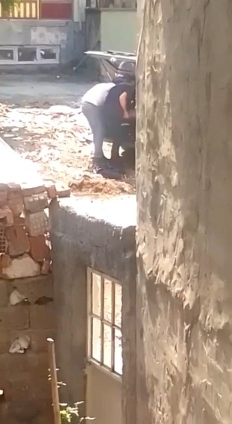 Otomobille geldiler, mazgalı çalarak sırra kadem bastılar