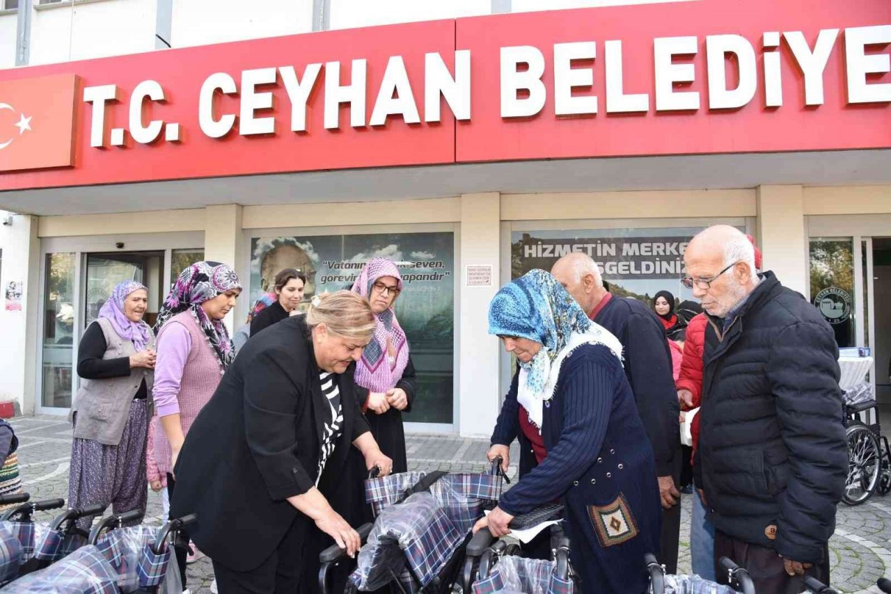 Ceyhan’da ihtiyaç sahiplerine tekerlekli sandalye