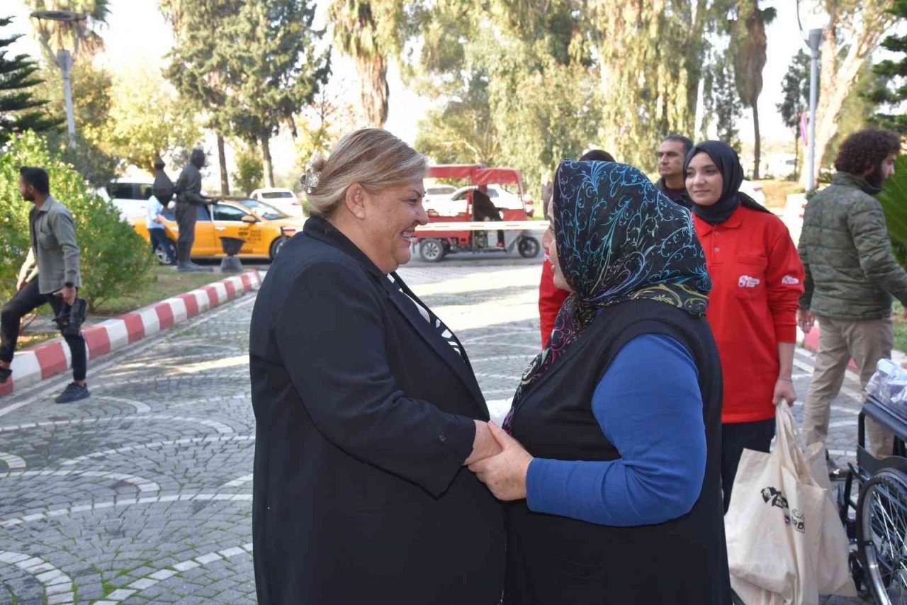 Ceyhan’da ihtiyaç sahiplerine tekerlekli sandalye