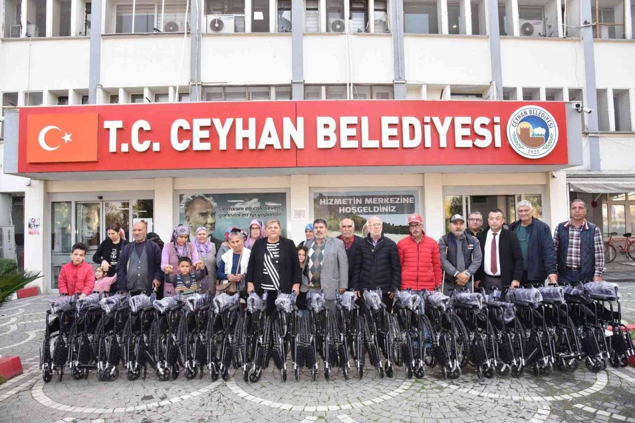 Ceyhan’da ihtiyaç sahiplerine tekerlekli sandalye