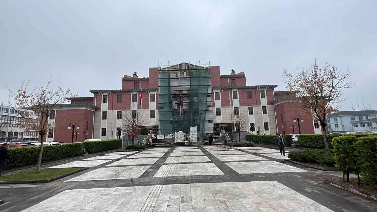 Depremde hasar gören adliye binasında çalışmalar sürüyor