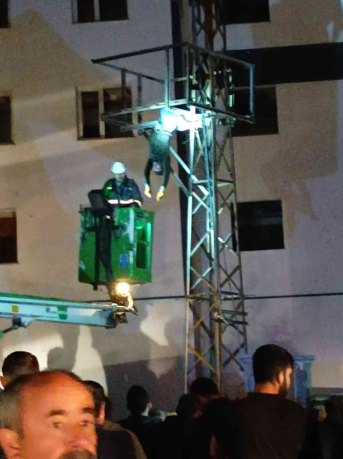 Diyarbakır’da elektrik direğine çıkan genç hayatını kaybetti
